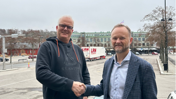Patrik Andersson, fører for LRN var førstemann over grensen med Digitoll på ferge. Han blir gratulert av Jan Erik Ressem, direktør for IT og digitale tjenester i Tolletaten.