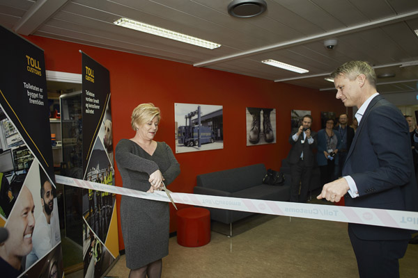 Siv Jensen og Eivind Kloster-Jensen ved åpningen av Tolletatens etterretningssenter 17. februar 2017.