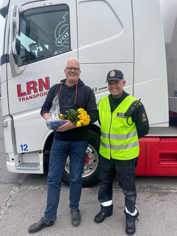 Patrik Andersson fra LRN transport gratuleres av Atle Kjelsrud, førstetollinspektør Oslofjord som første som krysser grensen med Digitoll på ferge