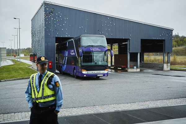 FULL KONTROLL: Toll og politi samarbeider om dagens busskontroll. Bussen kommer fra Malmø og har destinasjon Oslo. FOTO: BÅRD GUDIM