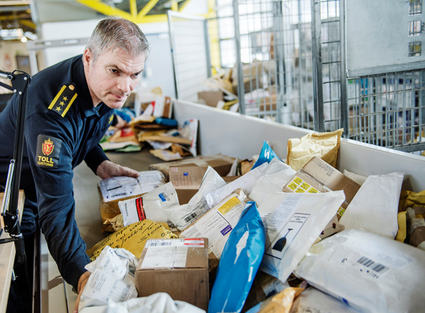 Toller plukker ut postpakker for kontroll. Foto: Hampus Lundgren.