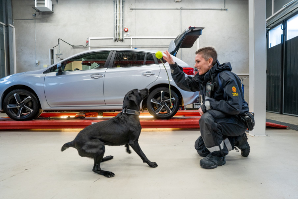 Hundefører Susann med narkotikahund Billie på Svinesund Tollsted. Foto: Espen Solli / TV 2