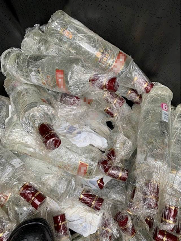 Under den internasjonale aksjonen OPSON avdekket Tolletaten, i samarbeid med politiet, store mengder falsk alkohol. Foto: Tolletaten