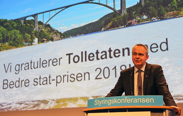 Tolldirektør Øystein Børmer takker for Bedre stat-prisen